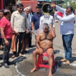 गडहिंग्लजमध्ये खड्ड्यात बसून मनसेने केले अभ्यंगस्नान…
