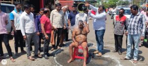 गडहिंग्लजमध्ये खड्ड्यात बसून मनसेने केले अभ्यंगस्नान…