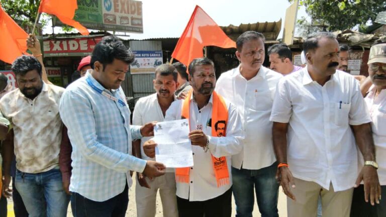 शिवसेना ठाकरे पक्षाचे सार्वजनिक बांधकाम विभागाला निवेदन…