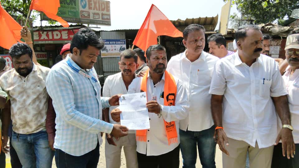 शिवसेना ठाकरे पक्षाचे सार्वजनिक बांधकाम विभागाला निवेदन…